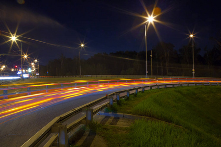 城市道路与汽车灯落后在左近