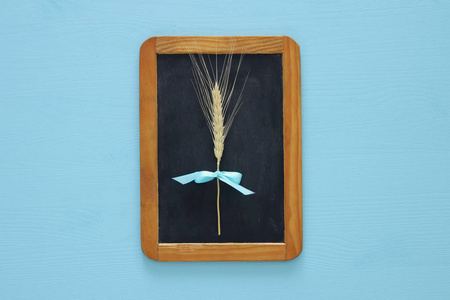 顶视图的小麦秸秆和老式木制的桌子上黑板