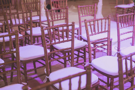 美丽的婚纱室内和桌上的装饰 花装饰与鲜花花束与玫瑰 郁金香 牡丹 室外婚礼元素