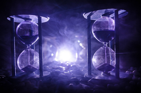 沙子穿过玻璃灯泡的沙漏测量时间的流逝,作为一个截止日期之前进入倒