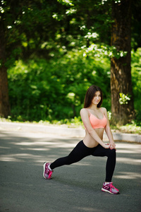 健身运动在做伸展运动在 ro 运动服的女孩