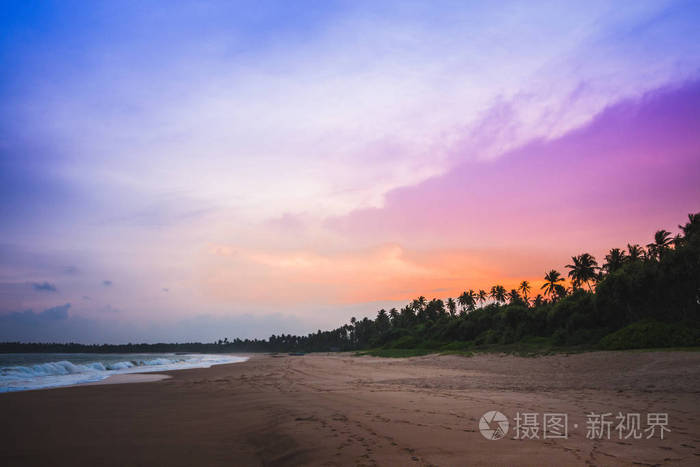 五颜六色的日落在美丽的 kahadamodara 海滩在南部