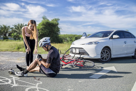 事故车碰撞自行车自行车车道上