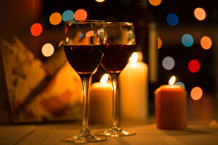 浪漫的晚餐蜡烛和酒