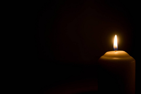 蜡烛的火焰上一个黑色的背景