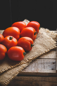 新鲜熟的西红柿