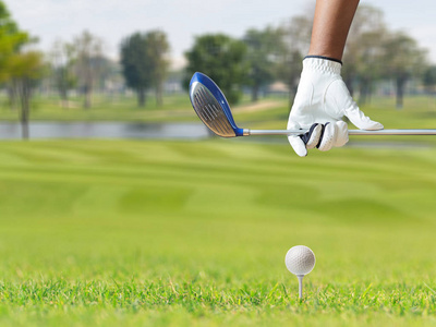 在高尔夫球场举行的高尔夫俱乐部的高尔夫选手照片