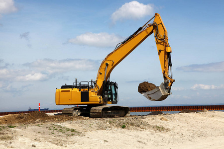 挖掘机在施工现场工作照片