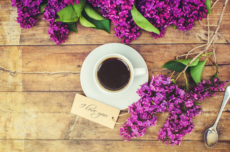 咖啡早餐和淡紫色的花。选择性的焦点