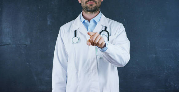 励志学生这位教授的肖像,医生 (学生) 站在黑板上,在黑色的背景.