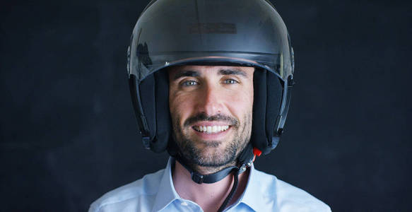 职业骑手或电单车，在黑色头盔，黑色背景上的肖像。概念 驱动程序 驱动器 速度 保护 防护服 反应，爱的极限运动