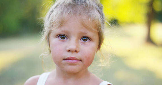 肖像宏胆小的小女孩看起来在房间里，绿色和可持续发展的概念。性质 纯度和连接的概念和绿色世界