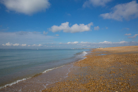 海灵岛海滩和海附近的汉普郡英格兰英国朴茨茅斯南海岸