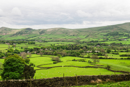 查看 Edale，峰值区国家公园，英国附近山上