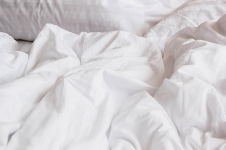 顶视图的白色枕头在床上和皱凌乱条毯子，在卧室里，在一个漫长的夜晚睡不着觉