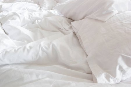顶视图的白色枕头在床上和皱凌乱条毯子，在卧室里，在一个漫长的夜晚睡不着觉