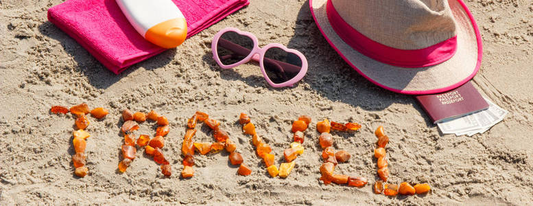 铭文旅行，享受日光浴和护照与货币美元在海滩 度假或夏季时间概念的配件