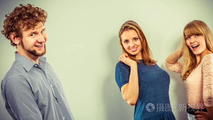 两个女人说话人的闲话