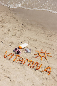 医疗丸，铭文维生素 A 及配件在海滩，概念的健康 美丽和持久滩晒日光浴
