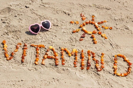 太阳镜 铭文维生素 D 和形状在海滩的太阳，夏天时间和健康的生活方式的概念