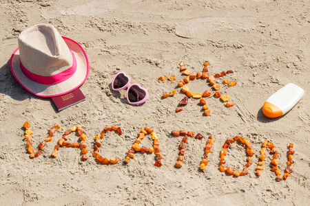 词的假期，享受日光浴和护照在海滩，夏天时间概念的配件