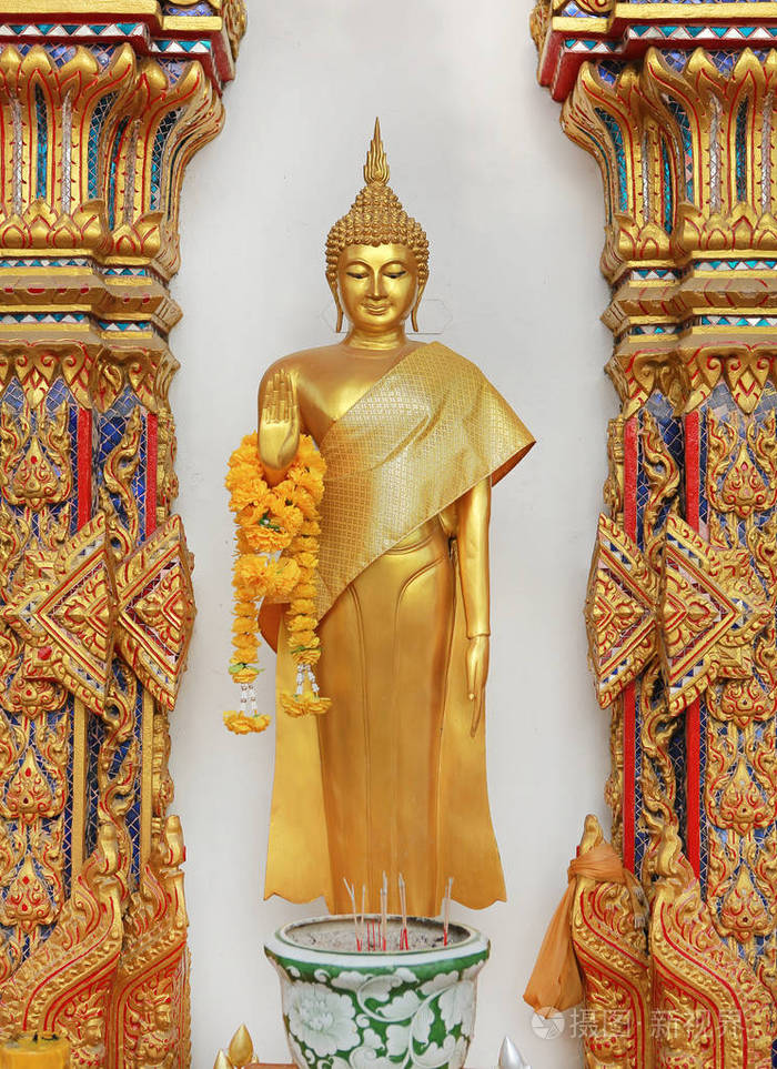 站在殿里泰国佛像的美丽