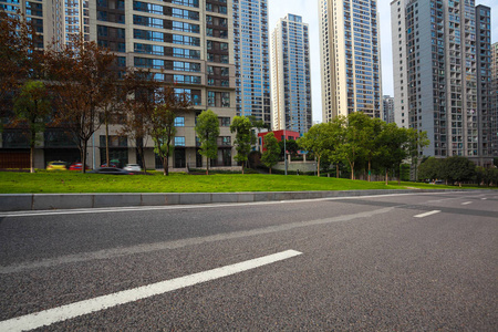 空路表面楼与城市街景建筑图片