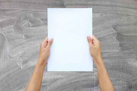 女人手里拿着纸上黑板背景照片