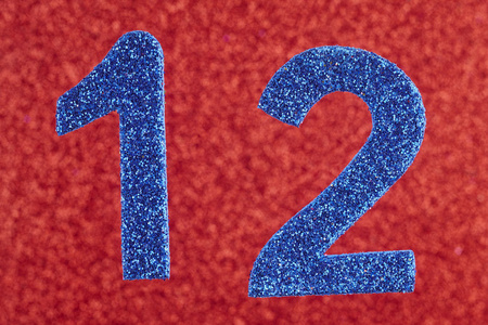 在红色背景数字十二的蓝颜色.周年照片