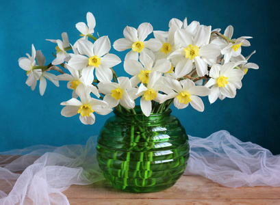 束白水仙花在一个绿色的花瓶