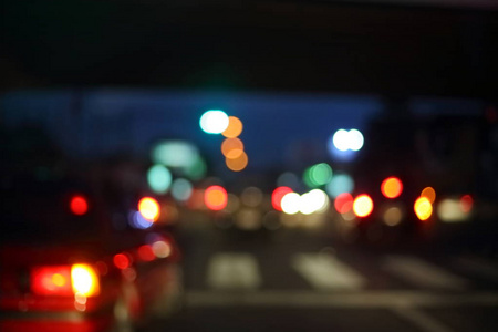 城市夜行街道上的行车红绿灯