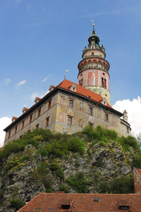 查看旧的橙色的仿古建筑屋面，捷克城市捷克克鲁姆洛夫城堡塔。在岩石上的城堡塔。国家捷克壁画和装饰。著名的观光的地方旅游，旅行