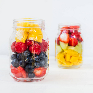 水果和浆果沙拉放在罐子里