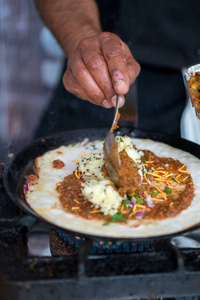 添加填料对 dosa 烹饪锅的手