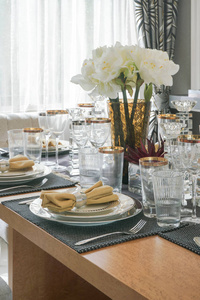 木桌上优雅风格餐饮设有金色装饰玻璃器皿