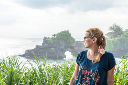 普拉海神庙庙，巴厘岛，印度尼西亚背景的女人