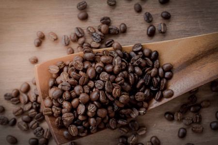 木材的背景上孤立的咖啡豆