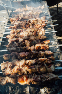 在火盆上准备好的猪肉羊肉串