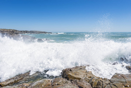 海浪在岸边的岩石