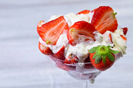 草莓和奶油在玻璃碗里