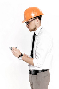 在白色背景上的文件夹中的橙色头盔的年轻建筑工程师的肖像