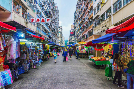 花园街街市香港著名的弥敦道的街景重阳水市场的缸中活虾香港-2014年4
