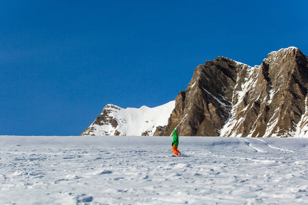 滑雪板滑雪板上新鲜的白雪与滑雪坡上阳光明媚的冬日