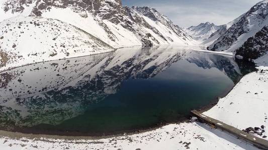 景观 山 湖在圣地亚哥，智利