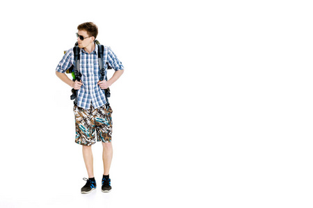 年轻的徒步旅行者在白色背景上，背包里的太阳镜