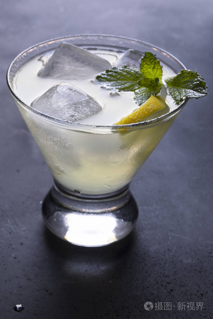 杯柠檬鸡尾酒