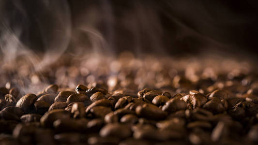 香气的咖啡，烤咖啡豆，上升烟