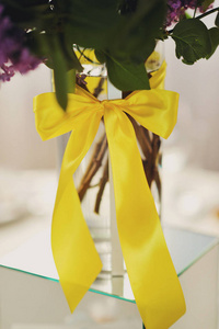 婚礼在桌子上的花瓶黄色银行