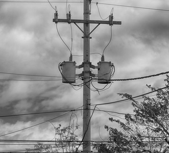 电杆与变压器和电线多云的天空