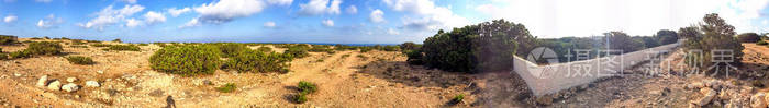 全景岛场景。岩石和沙子与蓝蓝的天空